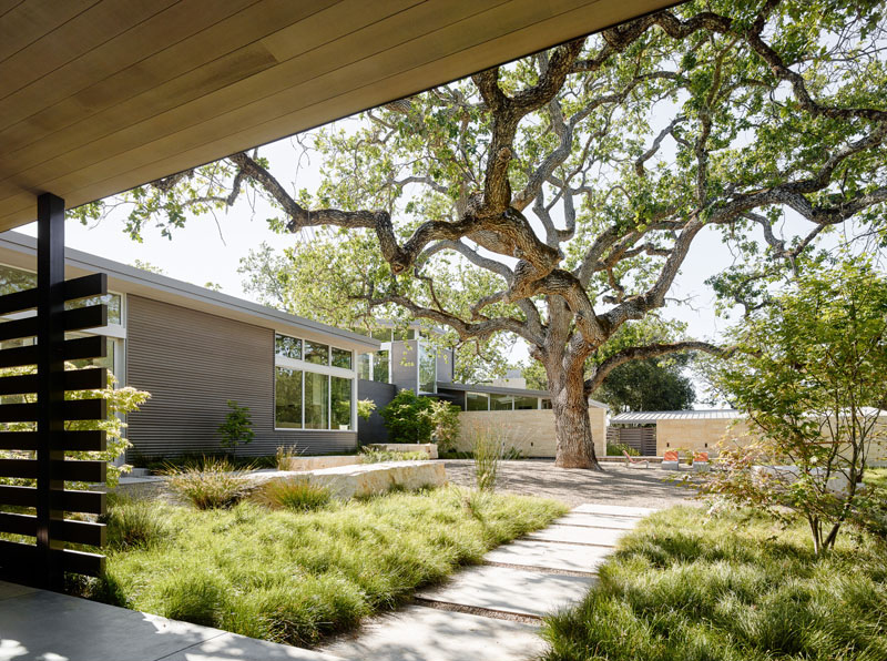 A modern weekend getaway in Carmel’s Santa Lucia Mountains, blending steel, limestone, and sweeping ridge views around a 100-year-old Valley Oak.