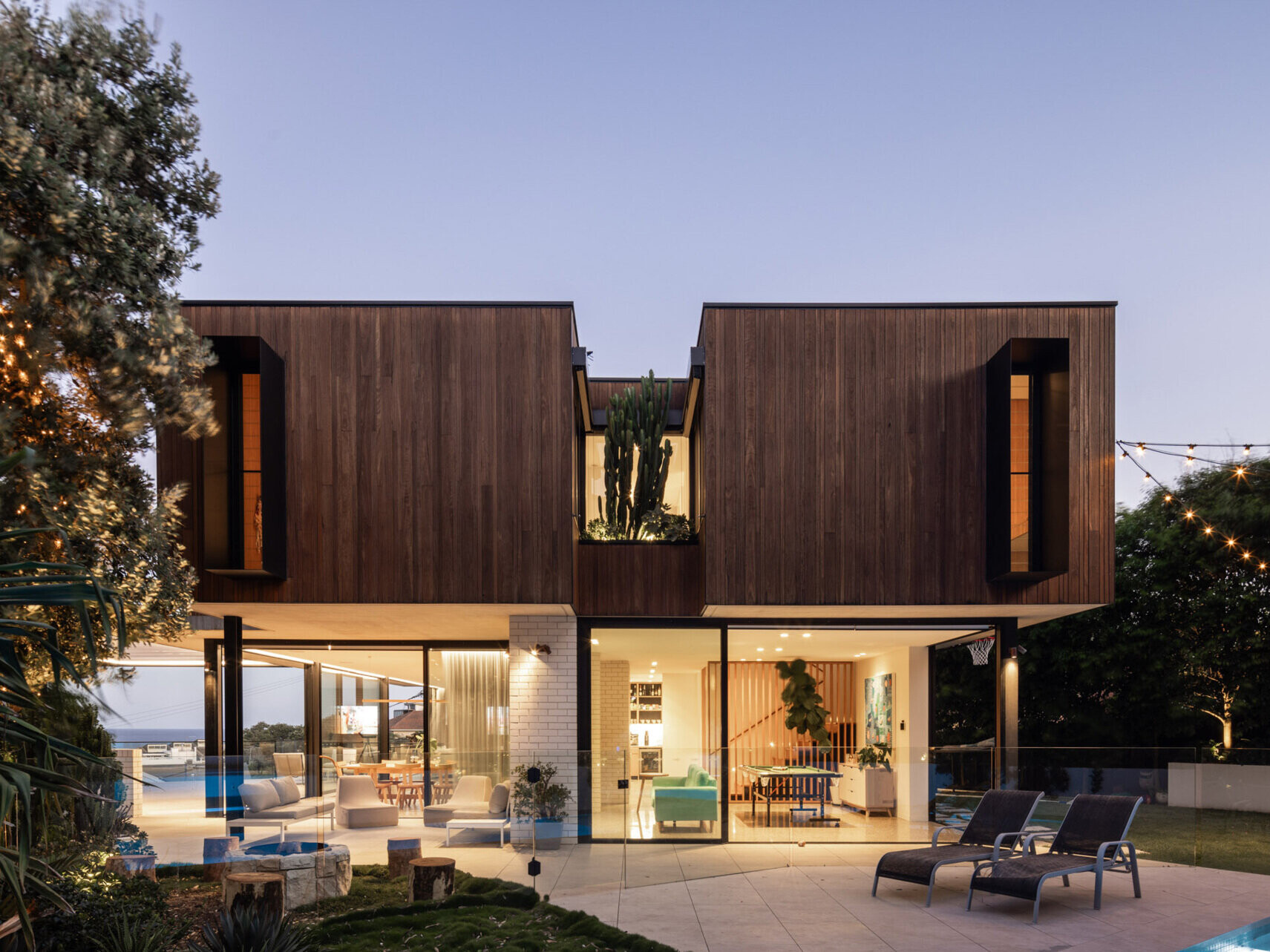 Designed to maximise every bit of sunlight, ocean breeze, and coastal outlook, this modern home balances open, sociable spaces with a grounded, private retreat above.