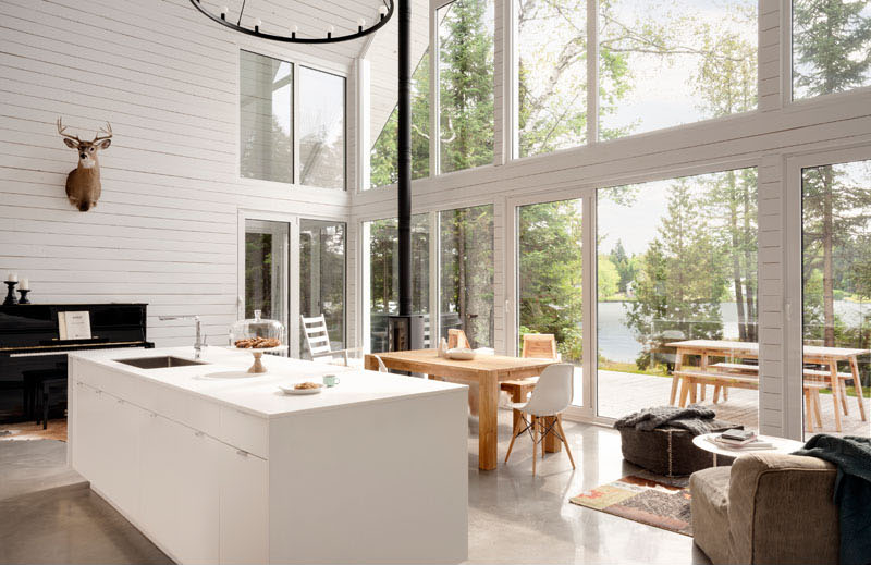 White-painted wood walls keep the interior light-filled and airy, giving this lakeside chalet its warm yet modern character.