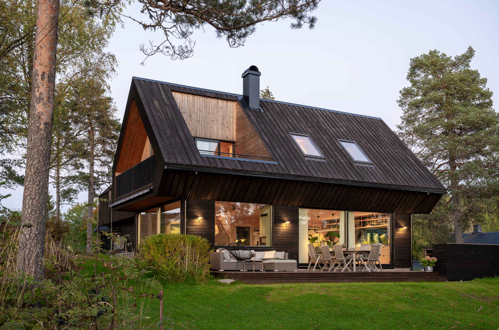 Discover how a new Oslo home in Solem Forest replaces a 1940s timber house, blending sunlight, forest views, and practical family living.