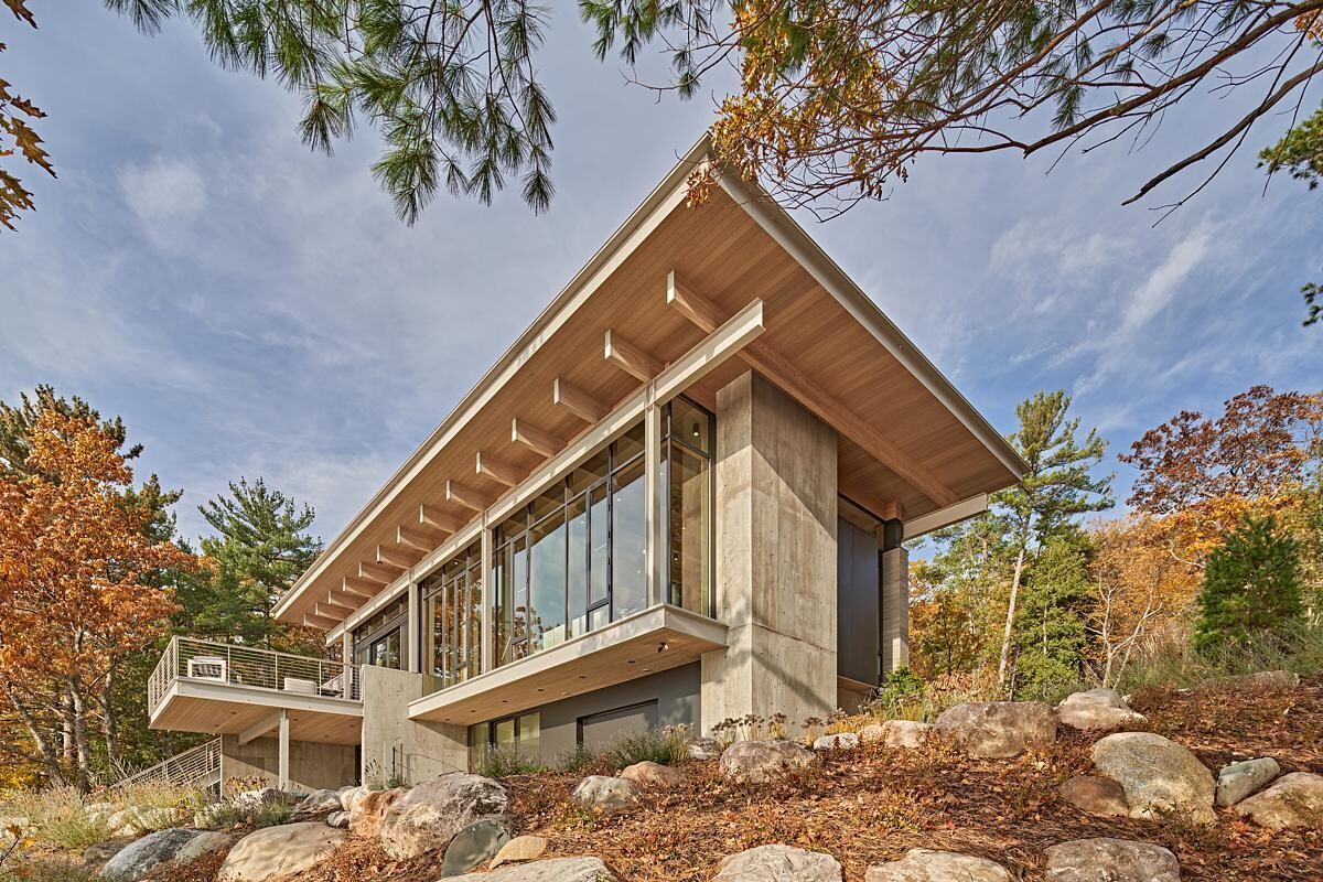 Sustainable Accoya wood, raw concrete, and painted steel combine to create an exterior that blends contemporary elegance with the natural ruggedness of Lake Michigan’s shoreline.