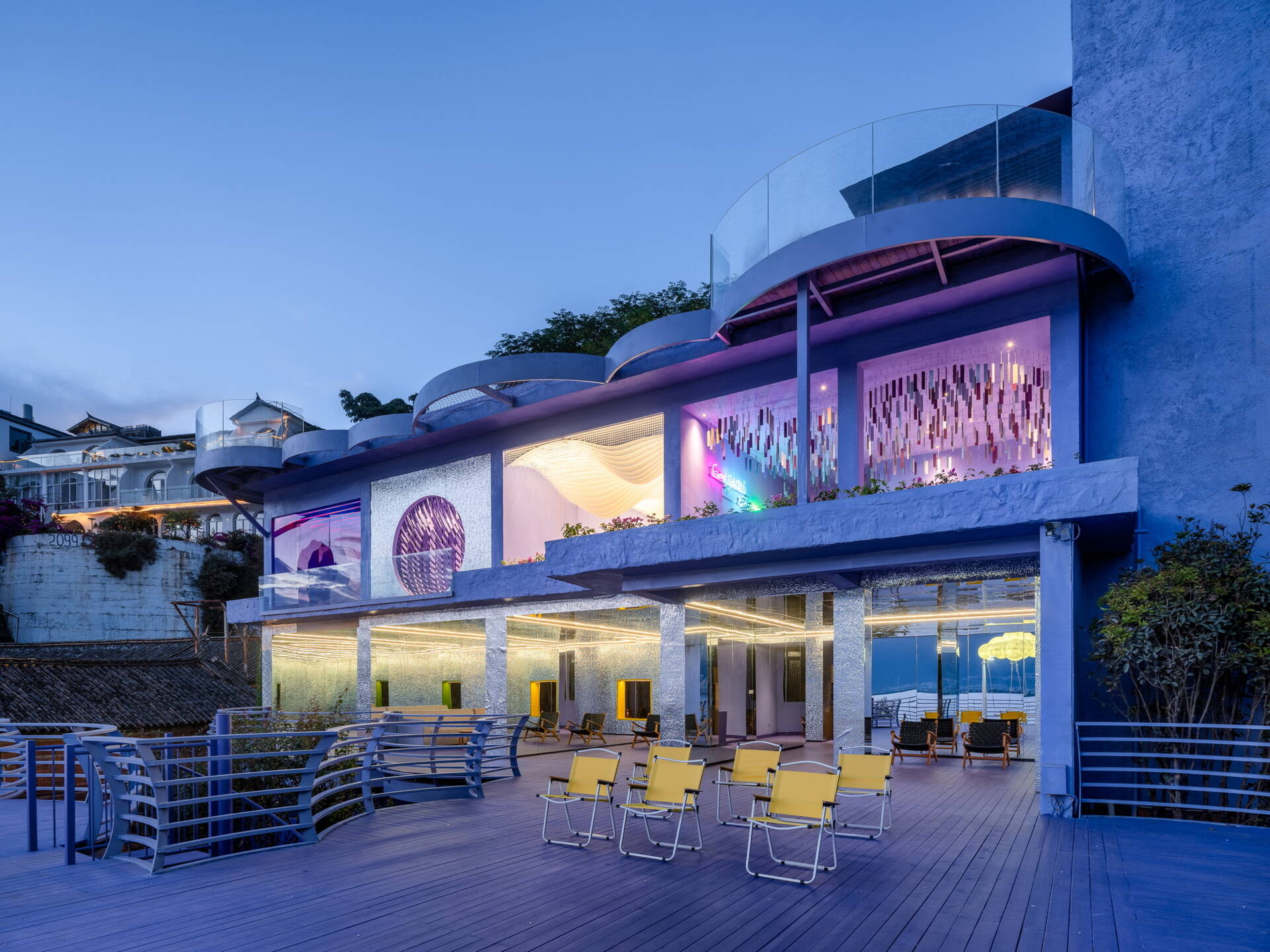 Cloud-inspired violet forms, colorful terraces and surreal design ideas come together at Manwu Jimu Guesthouse, where architecture and landscape create an unforgettable experience.