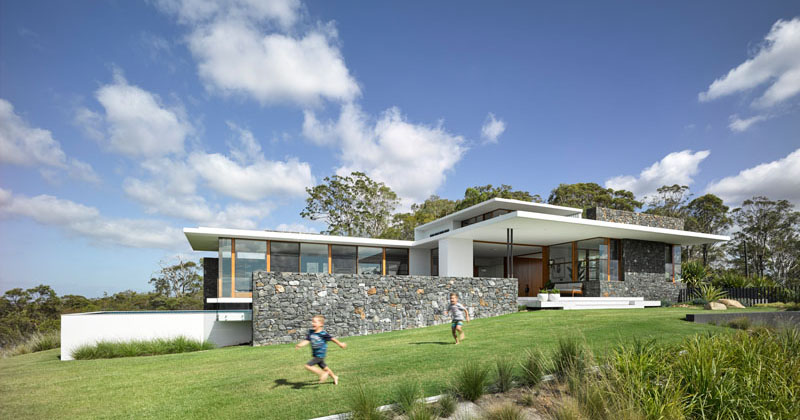 A Queensland family home by Base Architecture pairs Mid-Century inspiration with bluestone, marble, timber and expansive views. Discover how Rocky balances openness, warmth and a strong connection to the landscape.