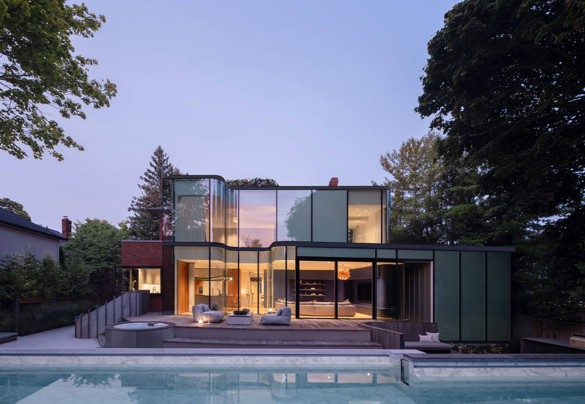 Explore Snider House in Toronto, a restored 1828 heritage home with a dramatic curved glass addition and contemporary interiors by Giannone Petricone Associates Inc. Architects.